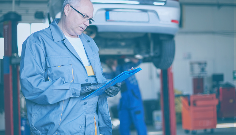 perito valorando los daños por accidentes de trafico
